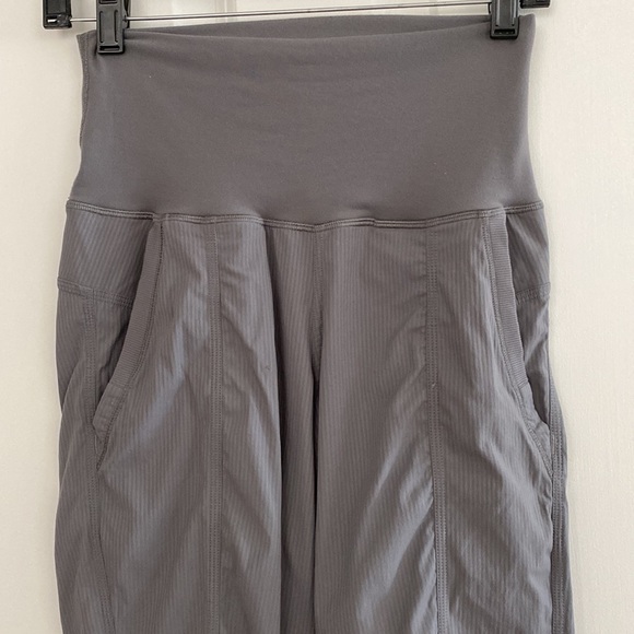 Lululemon Athletic women’s High Rise Gray Leggings Size 4 - Picture 3 of 8